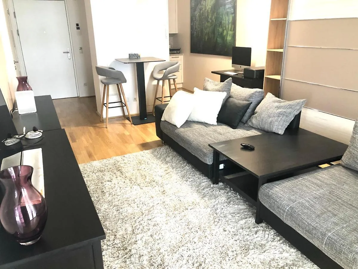 Amazing Austria Center Apartment Near Uno City Viyana