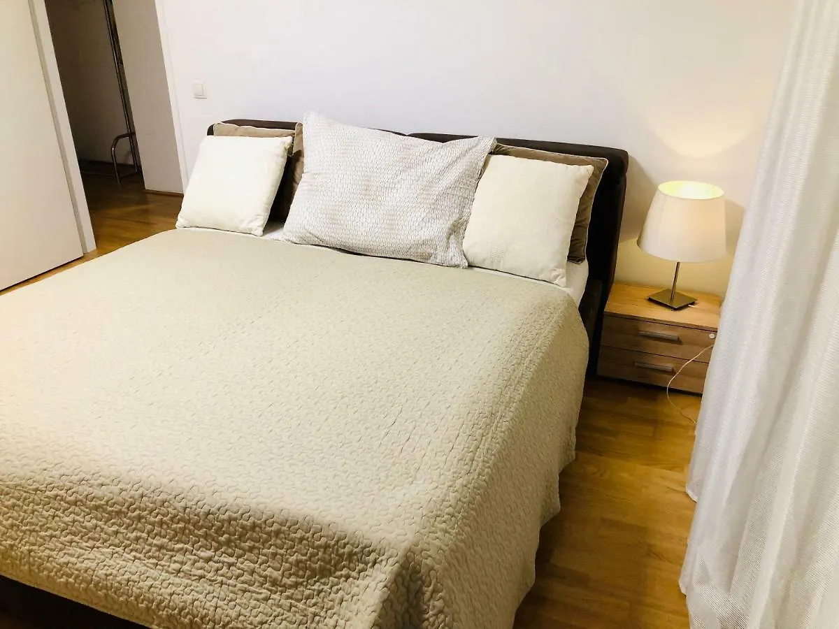 Amazing Austria Center Apartment Near Uno City Viyana